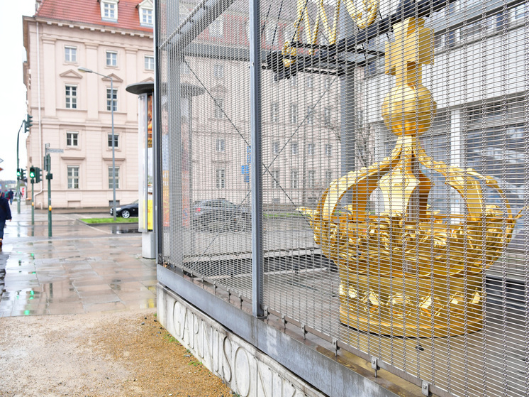 В Пекине мальчик случайно разбил на выставке золотую корону стоимостью 280 тысяч долларов