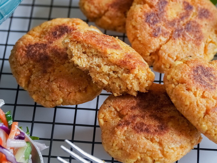 Вот что кладу в фарш вместо хлеба и сала: мясо становится воздушным, а котлеты - нежнейшими и сочными