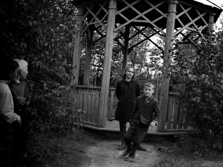 Стремительное забвение того, что происходило и возбуждало еще вчера — ироничная черта быстротечного времени