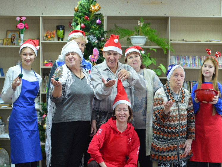 Костромские волонтёры заготовили новогодний оливье для бабушек и дедушек