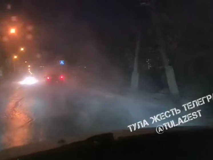 Фонтан горячей воды забил в Туле из-за порыва в день первого сильного мороза