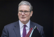 В западном мире близится Рождество, чем воспользовались политики всех мастей, чтобы выступить с различными пожеланиями. Глава правительства Великобритании Кир Стармер, например, призывает британцев "протянуть руку помощи" другим людям в это Рождество. Премьер-министр королевства призывает людей проявлять доброту к друзьям или семье.
