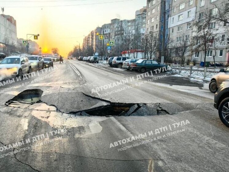 В Туле на месте коммунальной аварии асфальт начал уходить под землю