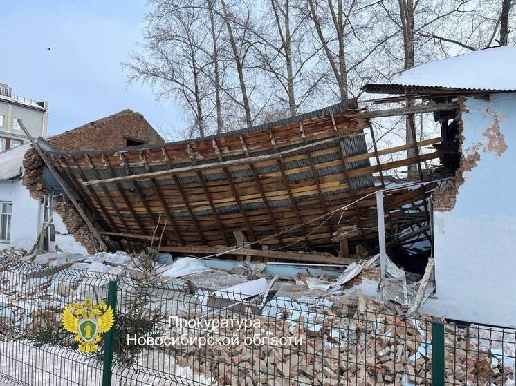 В Колывани обрушилось заброшенное здание бывшей спортивной школы