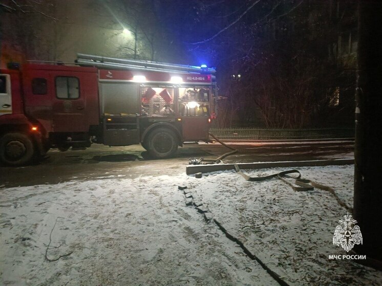 В Донском на улице Правды удалось потушить горящую заброшку