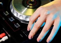 Компакт-диски, которые, казалось, перестали быть чем-то современным, возвращаются в списки рождественских покупок, поскольку поколение Z поддерживает тренд на "ретроренессанс". Спрос на CD-плееры в Британии в этом году вырос на 74% на фоне роскошных релизов таких исполнителей, как Тейлор Свифт и Pink Floyd.
