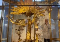 Центральным событием понедельника стал неформальный саммит глав стран СНГ, который состоялся в Санкт-­Петербурге. Участие в нем принял президент России Владимир Путин. Для проведения мероприятия был выбран Эрмитаж: в итоге гости не только обсудили пути дальнейшего сотрудничества, но и смогли оценить новогоднюю елку на Дворцовой площади.