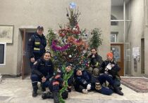 Пока мы 31 декабря бегаем по магазинам, шинкуем в спешке салаты, запекаем курицу, а потом провожаем старый и встречаем новый год, спасатели ездят по вызовам. Хорошо, когда успевают все исправить до того, как часы пробьют двенадцать, чтобы Новый год у людей ничем не был омрачен… Корреспондент «МК» поговорила с семейной парой спасателей-добровольцев, которые уже пять лет подряд проводят новогоднюю ночь в разъездах. 
