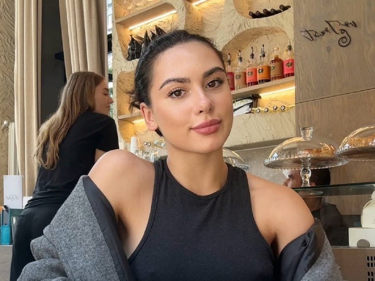 21-летняя российская художественная гимнастка Лала Крамаренко стала певицей. Спортсменка, специализирующаяся в индивидуальном многоборье, поделилась кадрами из студии звукозаписи.