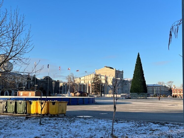 В Саратове восстановили упавшую от ветра главную новогоднюю елку города