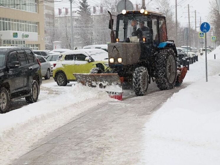 В Южно-Сахалинске уборка снега и наледи ведётся круглосуточно