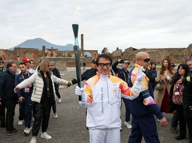 Джеки Чан пронес олимпийский огонь по эстафете в Помпеях: актера сняли на фото