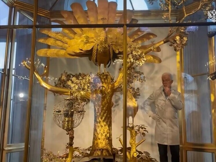 Центральным событием понедельника стал неформальный саммит глав стран СНГ, который состоялся в Санкт-­Петербурге. Участие в нем принял президент России Владимир Путин. Для проведения мероприятия был выбран Эрмитаж: в итоге гости не только обсудили пути дальнейшего сотрудничества, но и смогли оценить новогоднюю елку на Дворцовой площади.