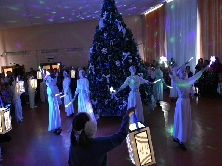 В Вышнем Волочке зажглись огни главной ёлки округа