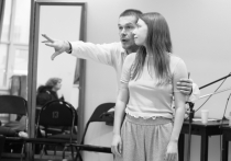 На Малой сцене МХТ им. Чехова режиссер Денис Азаров (он же автор инсценировки) поставил «Школу для дураков» по одноименному роману Саши Соколова, напомнив про одного из первопроходцев, Андрея Могучего, отважившегося 25 лет назад на покорение, казалось бы, неподъемного произведения. 