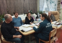 Сотрудники отдела надзорной деятельности и профилактической работы по Орловскому муниципальному округу проводят комплекс мероприятий, которые направлены на обеспечение мер безопасности мест проведения праздничных представлений