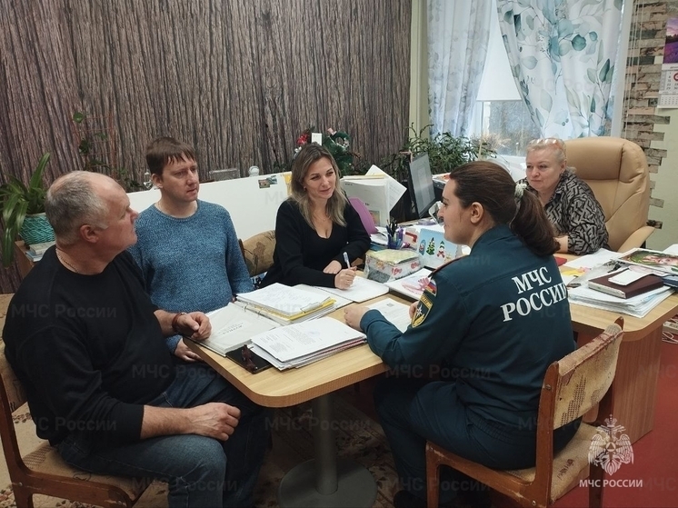 Сотрудники отдела надзорной деятельности и профилактической работы по Орловскому муниципальному округу проводят комплекс мероприятий, которые направлены на обеспечение мер безопасности мест проведения праздничных представлений