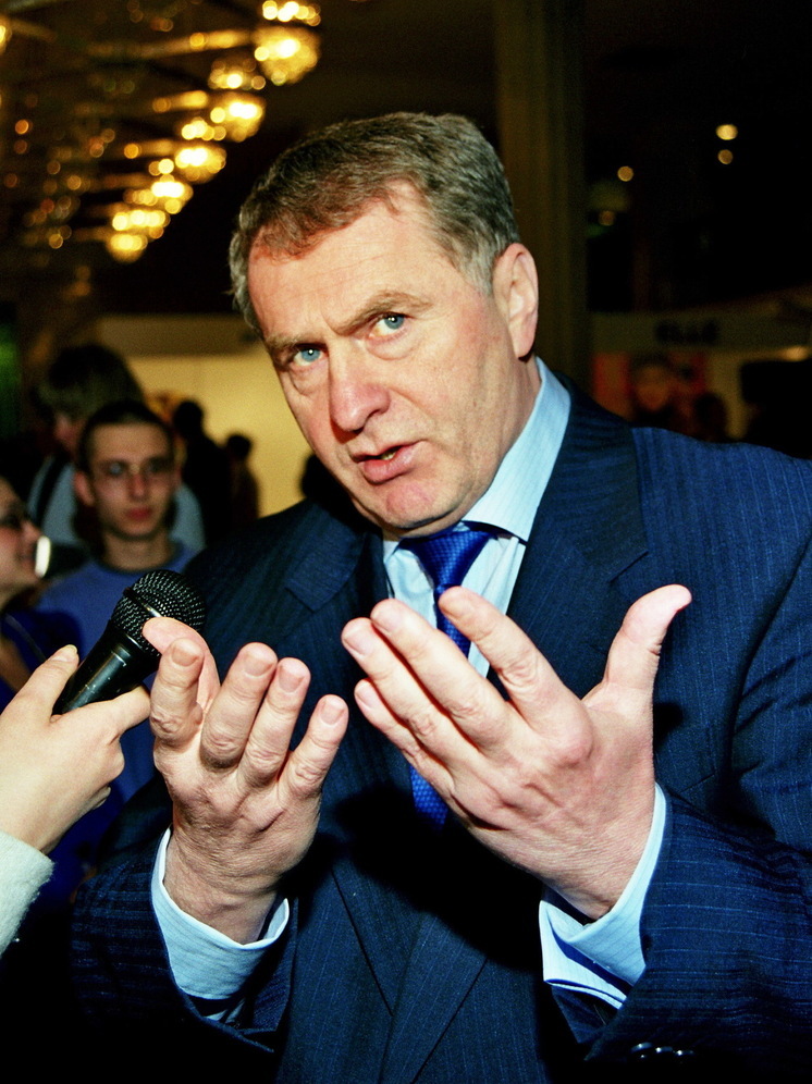 Слуцкий подарил членам правительства джинсовки с цитатой Жириновского в честь его будущего юбилея