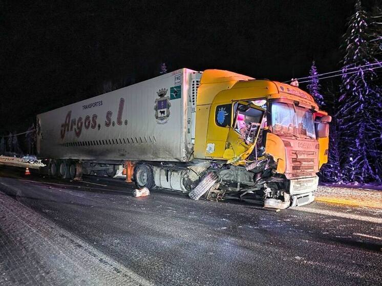 Водитель «Нивы» скончался после столкновения с фурой в Кировской области