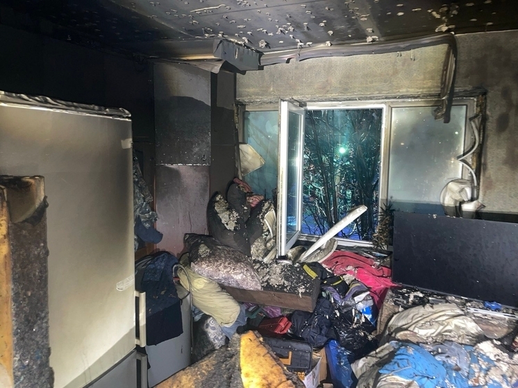 В Мурманске на Свердлова пожарные вскрыли дверь, чтобы потушить квартиру в жилом доме