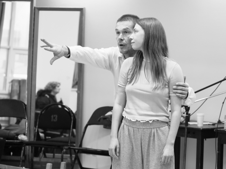 На Малой сцене МХТ им. Чехова режиссер Денис Азаров (он же автор инсценировки) поставил «Школу для дураков» по одноименному роману Саши Соколова, напомнив про одного из первопроходцев, Андрея Могучего, отважившегося 25 лет назад на покорение, казалось бы, неподъемного произведения. 