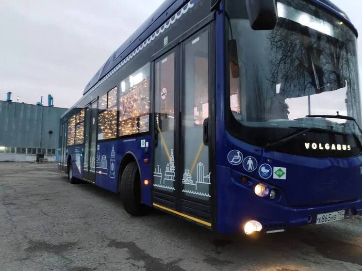 Украшенные к Новому году автобусы вышли на маршруты Астрахани