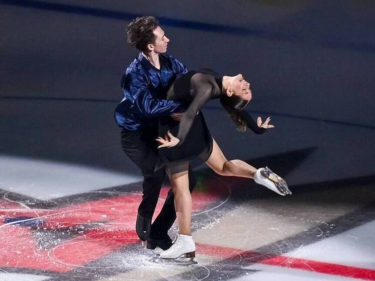 У российского фигуриста, выступающего в танцах на льду, необычные имя и фамилия. Да и биография изобилует сюжетами для сериала. Родился Дарио Чиризано в итальянском Кротоне. В пять лет вместе с мамой и старшей сестрой вернулся в Петербург, где и начал заниматься фигурным катанием. Танцоры в то время в нашем городе находились на положении бедных родственников, и в 14 лет Дарио стал москвичом.