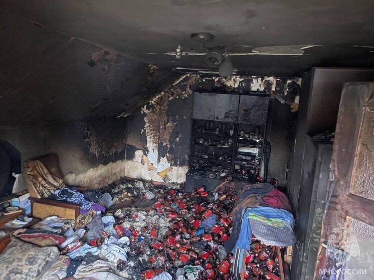 Калининградские пожарные нашли залежи пластиковых бутылок в загоревшейся квартире