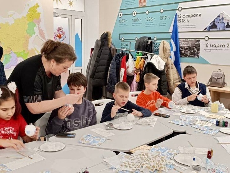 Делегация из Ярославской области привезла новогодние подарки детям Брянки