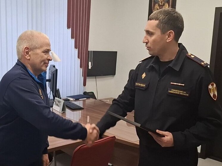 В Тюменской области жители передают оружие на нужды СВО