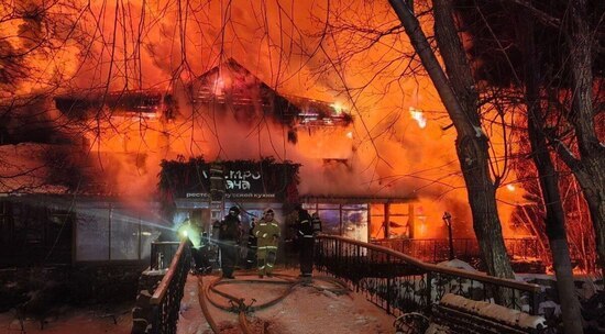 Камчатские пожарные ликвидируют возгорание в деревянном двухэтажном кафе