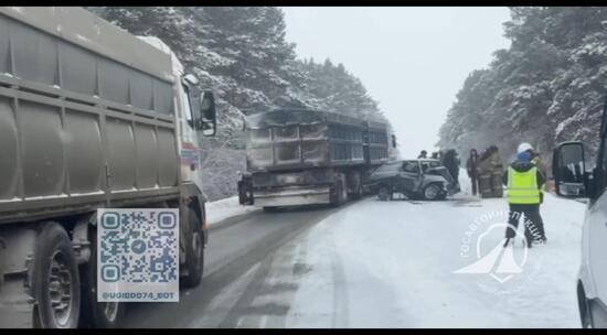 Сотрудники госавтоинспекции устанавливают обстоятельства ДТП в Троицком районе