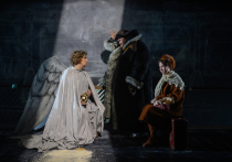 На Малой сцене МХТ им. Чехова режиссер Денис Азаров (он же автор инсценировки) поставил «Школу для дураков» по одноименному роману Саши Соколова, напомнив про одного из первопроходцев, Андрея Могучего, отважившегося 25 лет назад на покорение, казалось бы, неподъемного произведения. 