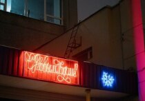 До Нового года остаются считанные дни, а вместе с предвкушением праздника традиционно обостряется внимание к тому, как выглядит город. Иллюминация, гирлянды и украшенные улицы для многих – не просто декор, а важная часть атмосферы и настроения. Однако в Пензе новогоднее оформление в некоторых районах стало поводом для обсуждения и жалоб со стороны жителей.