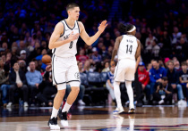 19-летний российский баскетболист Егор Дёмин продолжает демонстрировать стремительный рост в Национальной баскетбольной ассоциации (НБА). В последнем матче регулярного чемпионата «Бруклин Нетс» одержал выездную победу над «Филадельфией Сиксерс» со счётом 114:106, а ключевую роль в успехе команды сыграл именно Дёмин, набравший 20 очков. Это очередное свидетельство того, что молодой разыгрывающий защитник из России уверенно осваивается на самом высоком уровне.