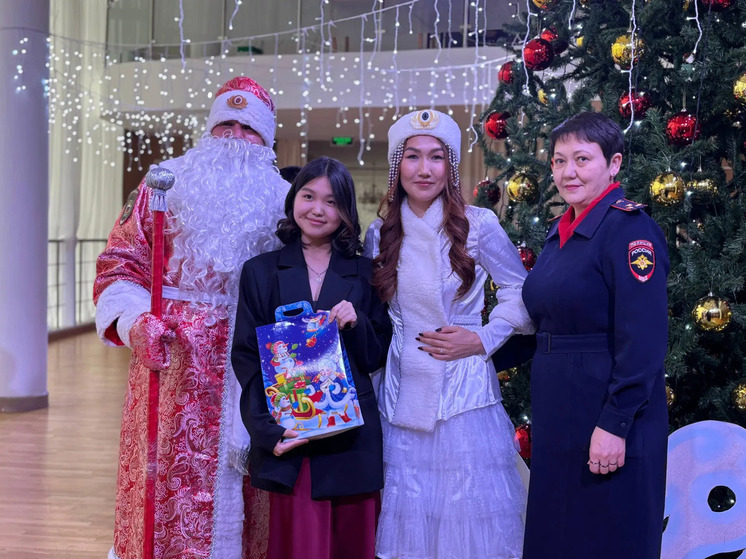 В Элисте детей поздравил полицейский Дед Мороз