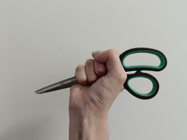 В Барнауле 51-летний местный житель из-за ревности едва не расправился с собственной возлюбленной