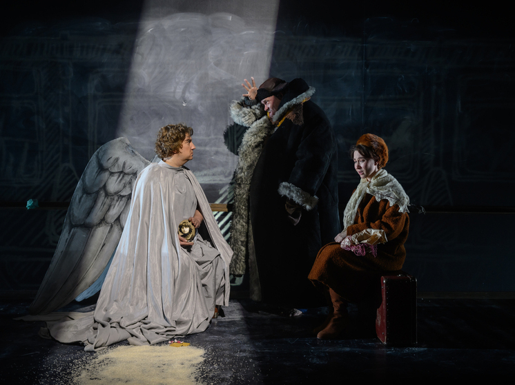 На Малой сцене МХТ им. Чехова режиссер Денис Азаров (он же автор инсценировки) поставил «Школу для дураков» по одноименному роману Саши Соколова, напомнив про одного из первопроходцев, Андрея Могучего, отважившегося 25 лет назад на покорение, казалось бы, неподъемного произведения. 