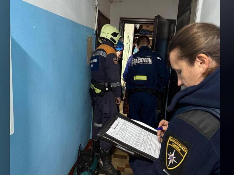 Пожилая жительница многоквартирного дома чуть не выпала из окна с большой высоты на севере Москвы