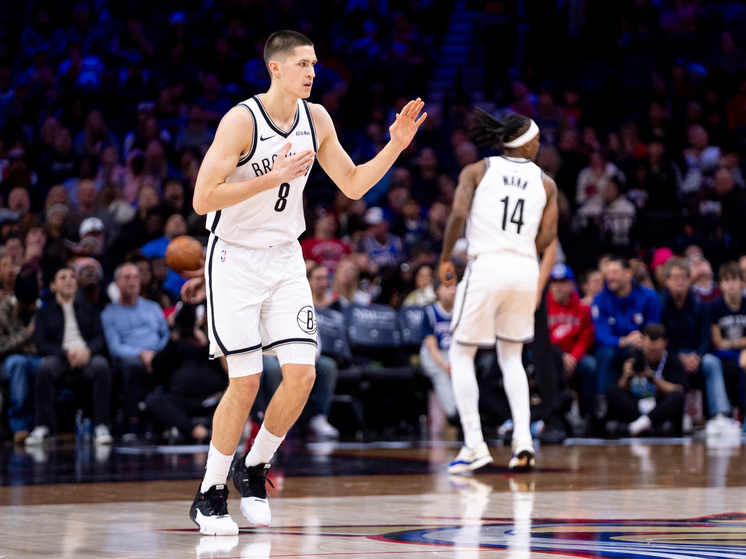 19-летний российский баскетболист Егор Дёмин продолжает демонстрировать стремительный рост в Национальной баскетбольной ассоциации (НБА). В последнем матче регулярного чемпионата «Бруклин Нетс» одержал выездную победу над «Филадельфией Сиксерс» со счётом 114:106, а ключевую роль в успехе команды сыграл именно Дёмин, набравший 20 очков. Это очередное свидетельство того, что молодой разыгрывающий защитник из России уверенно осваивается на самом высоком уровне.