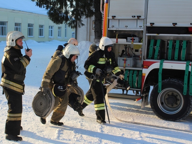 В Орловской области тушили пожар в бревенчатой бане