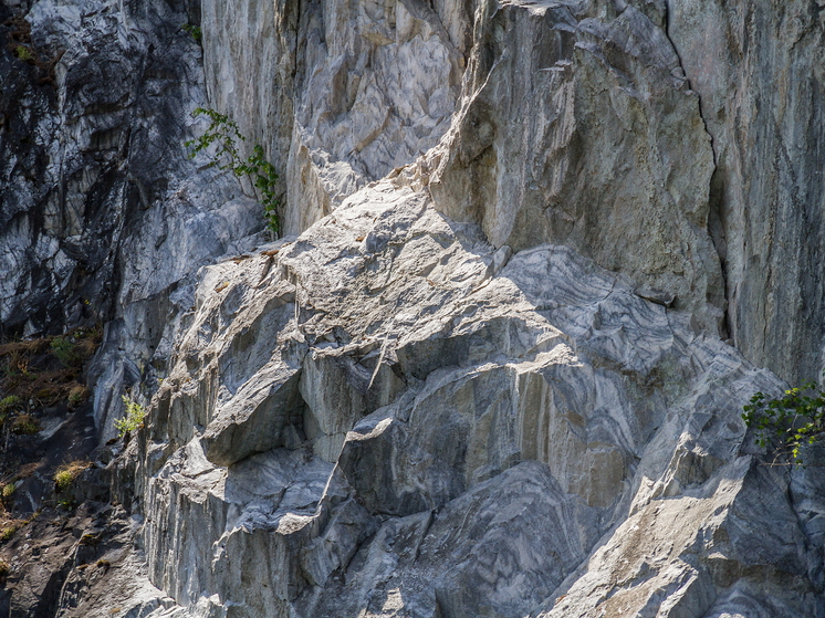 Ключ к жизни из космоса: в метеорите впервые нашли минерал аммония