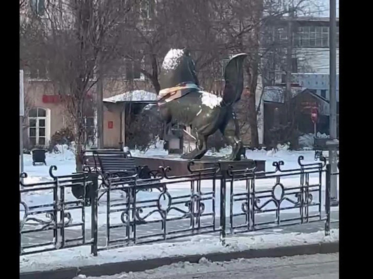 В Иркутске шарф украсил скульптуру бабра после загадочного исчезновения