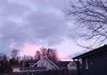 В холодный и тихий вечер Рождественского сочельника в Центральной России семьи, готовящиеся к праздничной трапезе, по традиции ждут появления на небе первой вечерней звезды