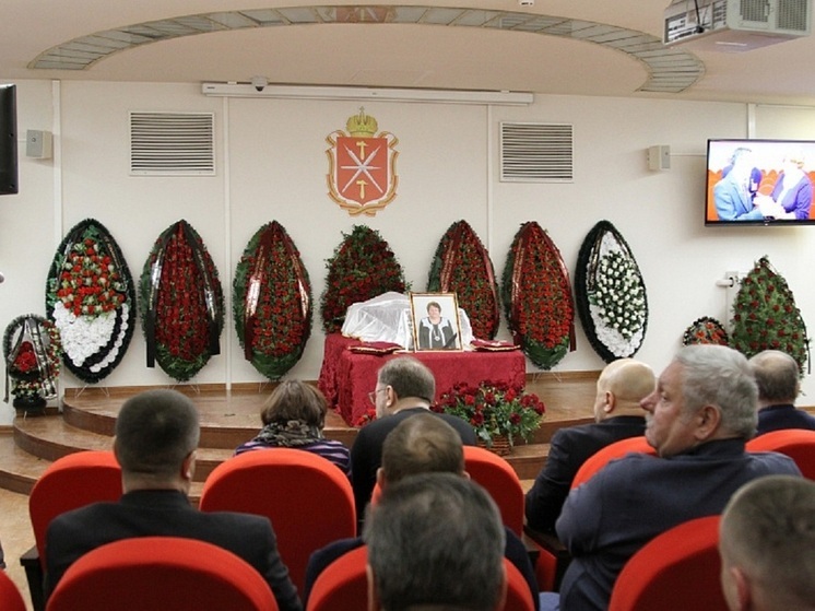 Депутаты Тулоблдумы простились с Надеждой Калугиной в музее оружия