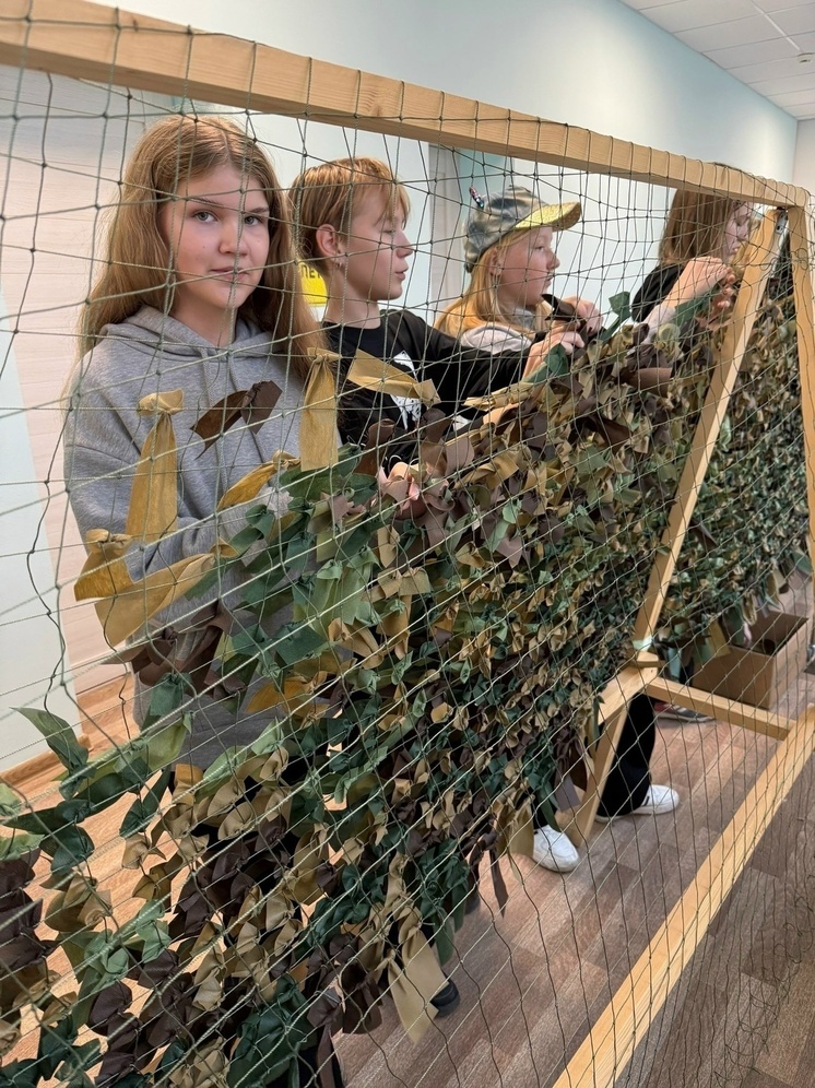 В библиотеке Каргополя-2 продолжается плетение маскировочных сетей