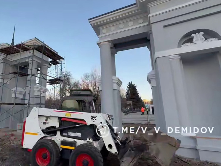 В Центральном парке Белгорода частично убирают строительное ограждение арки