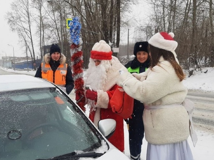 Дед Мороз и Снегурочка напомнили свердловчанам ПДД на железнодорожных переездах