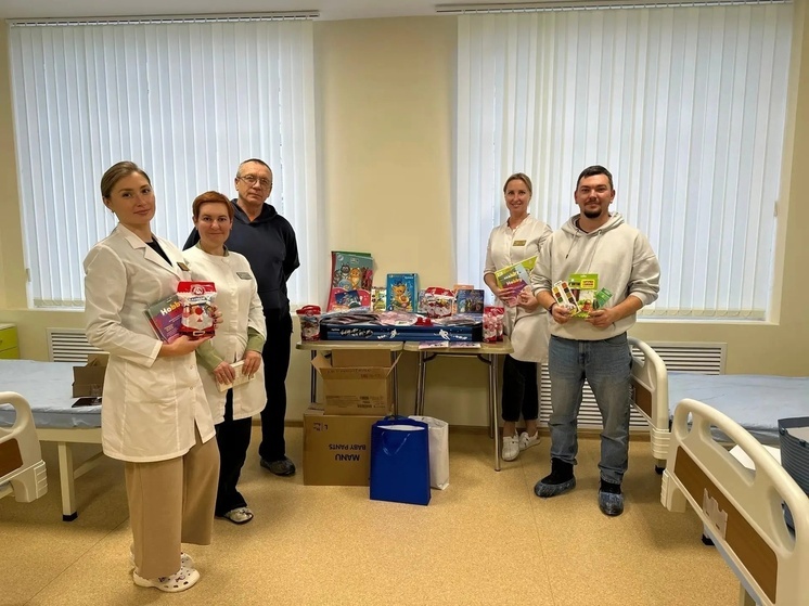 Юных пащиентов областной детской больницы поздравили с Новым Годом