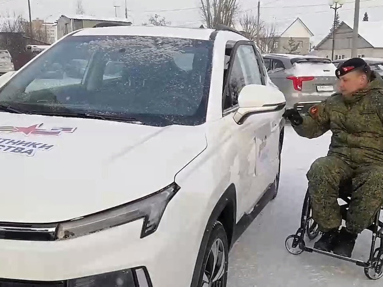 В Тюмени ветерану СВО вручили автомобиль с ручным управлением
